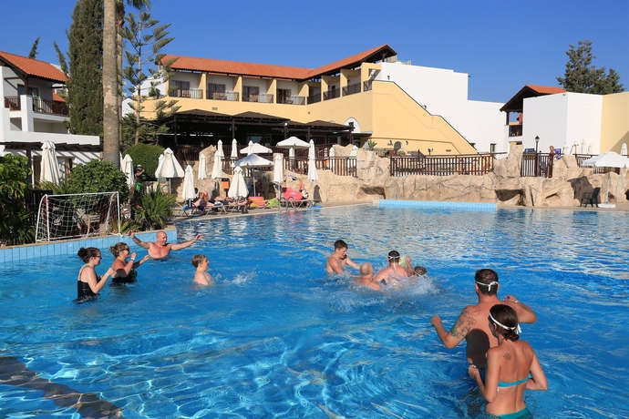 Imagen de la piscina del Hotel Kapetanios Aqua Resort. Foto 8