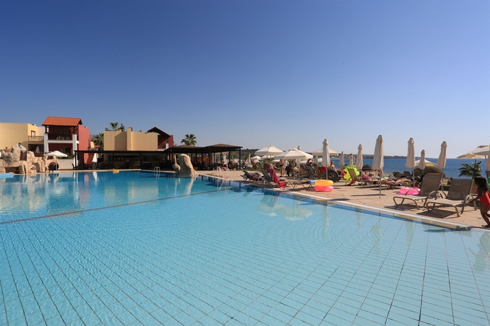 Imagen de la piscina del Hotel Kapetanios Aqua Resort. Foto 9