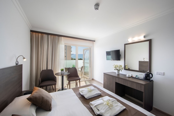 Imagen de la habitación del Hotel Kapetanios Limassol. Foto 2
