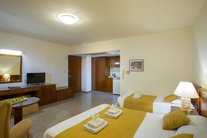 Imagen de la habitación del Hotel Kapetanios Limassol. Foto 11