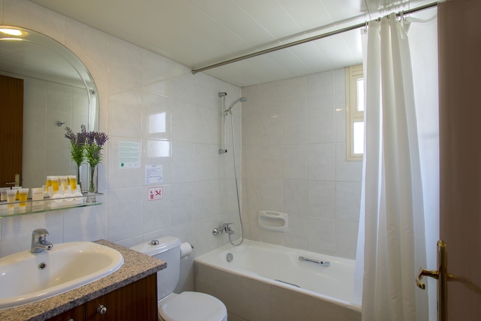 Imagen de la habitación del Hotel Kapetanios Limassol. Foto 13