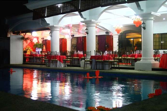 Imagen de la piscina del Hotel Kapis Mansions Hotel. Foto 17