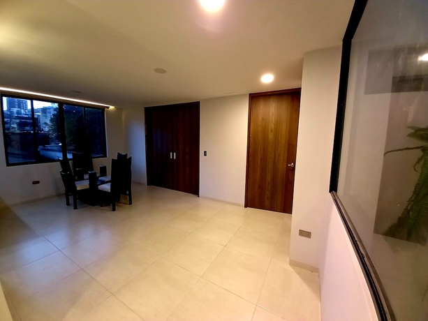 Imagen de la habitación del Hotel Kapital Suites. Foto 6
