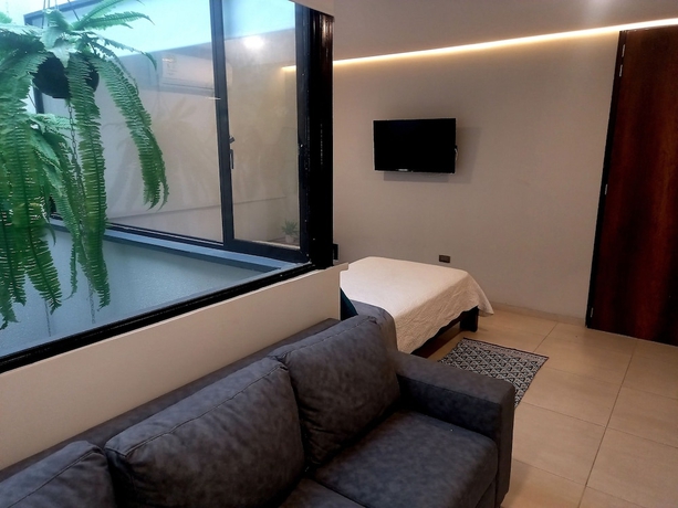 Imagen de la habitación del Hotel Kapital Suites. Foto 8