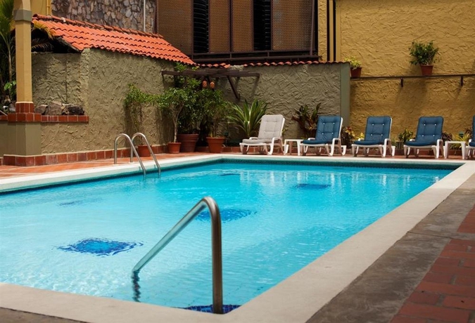 Imagen de la piscina del Hotel Kapok. Foto 9