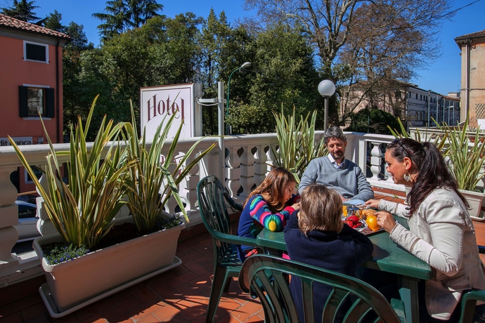 Imagen de los exteriores del Hotel Kappa. Foto 15