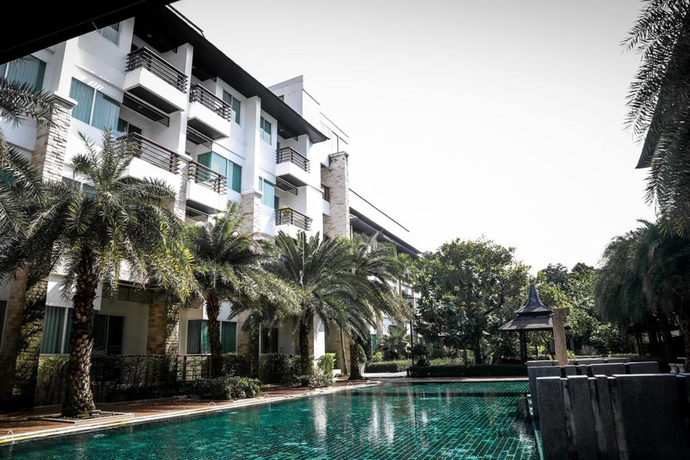 Imagen de la piscina del Hotel Karabuning Resort and Residence. Foto 17