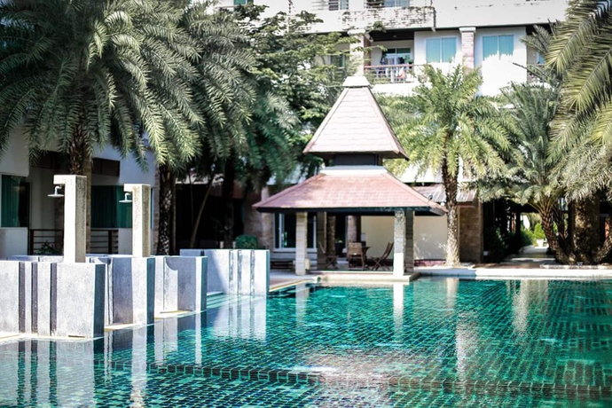 Imagen de la piscina del Hotel Karabuning Resort and Residence. Foto 18