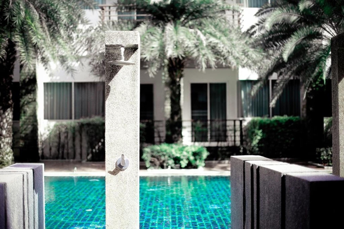 Imagen de la piscina del Hotel Karabuning Resort and Residence. Foto 19