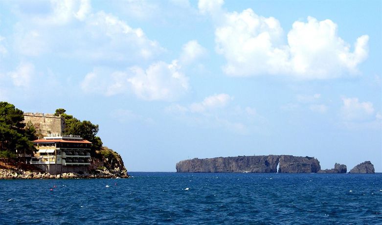 Imagen de los exteriores del Hotel Karalis Beach. Foto 13