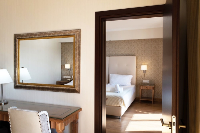 Imagen de la habitación del Hotel Karalis City. Foto 9