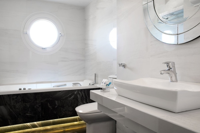 Imagen de la habitación del Hotel Karalis City. Foto 17