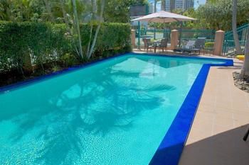 Imagen de la piscina del Hotel Karana Palms Resort. Foto 6