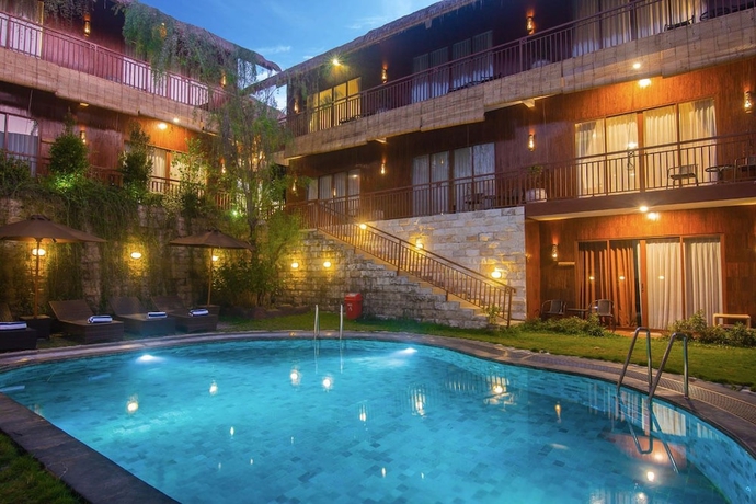 Imagen de la piscina del Hotel Karang Lila Bhuana. Foto 17