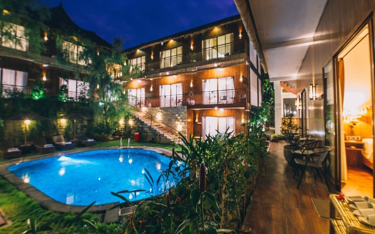 Imagen de la piscina del Hotel Karang Lila Bhuana. Foto 18