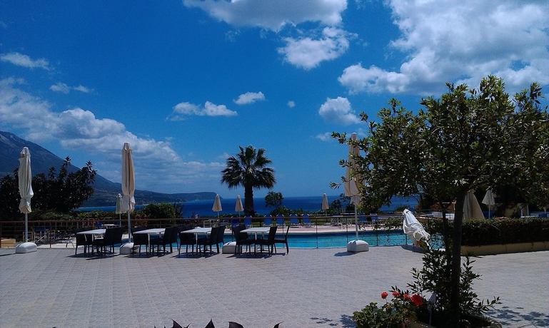 Imagen del bar/restaurante del Hotel Karavados Beach. Foto 2