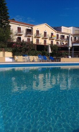 Imagen de la piscina del Hotel Karavados Beach. Foto 16