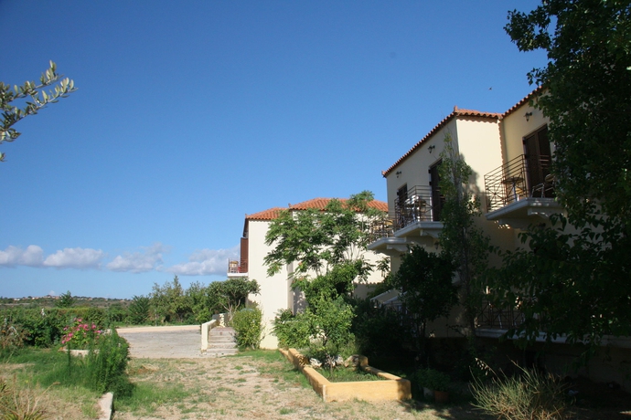 Imagen de los exteriores del Hotel Karavados Beach. Foto 11