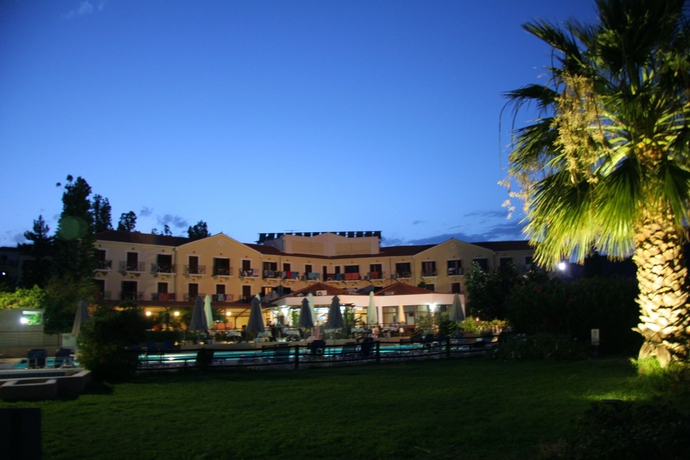 Imagen de los exteriores del Hotel Karavados Beach. Foto 12