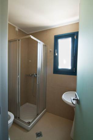 Imagen de la habitación del Hotel Karavostasi Beach. Foto 3