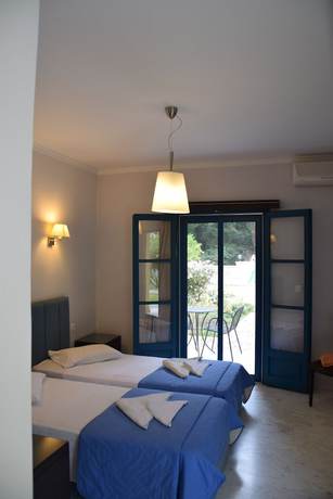 Imagen de la habitación del Hotel Karavostasi Beach. Foto 7