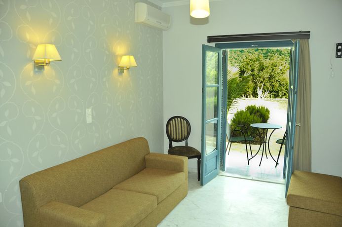 Imagen de la habitación del Hotel Karavostasi Beach. Foto 8