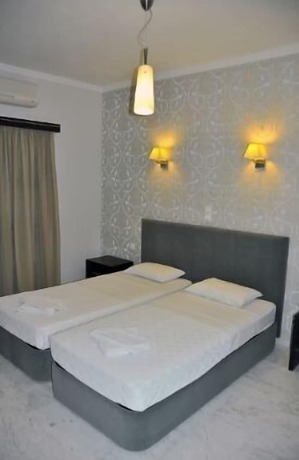 Imagen de la habitación del Hotel Karavostasi Beach. Foto 9