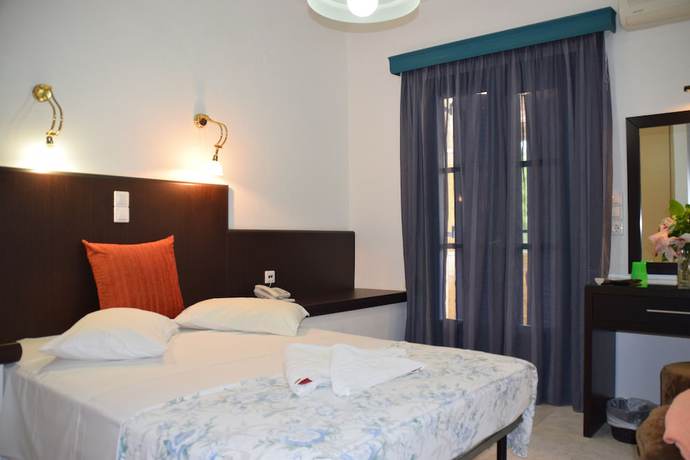 Imagen de la habitación del Hotel Karavostasi Beach. Foto 10