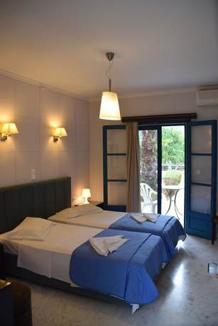 Imagen de la habitación del Hotel Karavostasi Beach. Foto 11