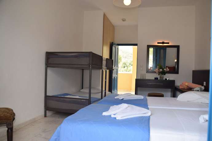 Imagen de la habitación del Hotel Karavostasi Beach. Foto 12