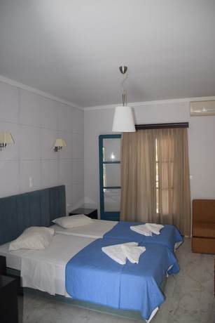 Imagen de la habitación del Hotel Karavostasi Beach. Foto 15
