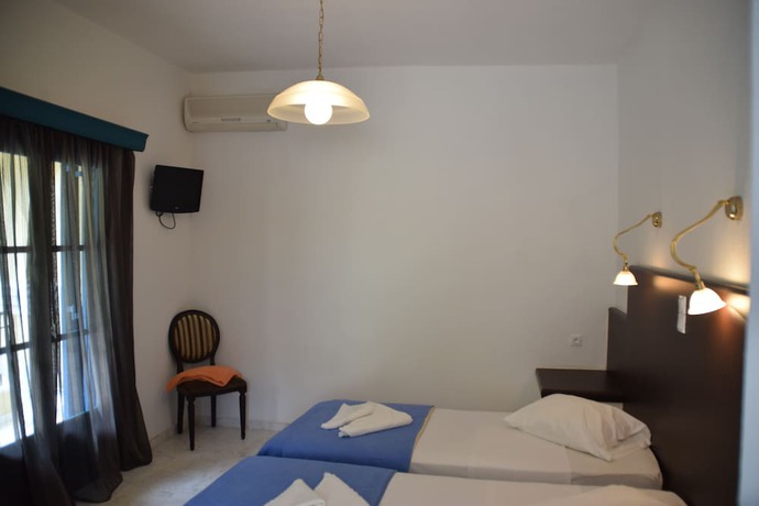 Imagen de la habitación del Hotel Karavostasi Beach. Foto 16