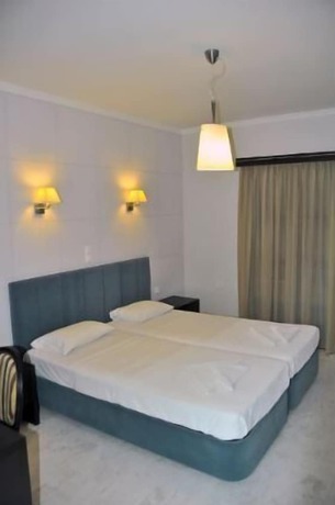 Imagen de la habitación del Hotel Karavostasi Beach. Foto 17