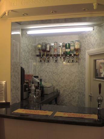 Imagen del bar/restaurante del Hotel Karden House. Foto 2