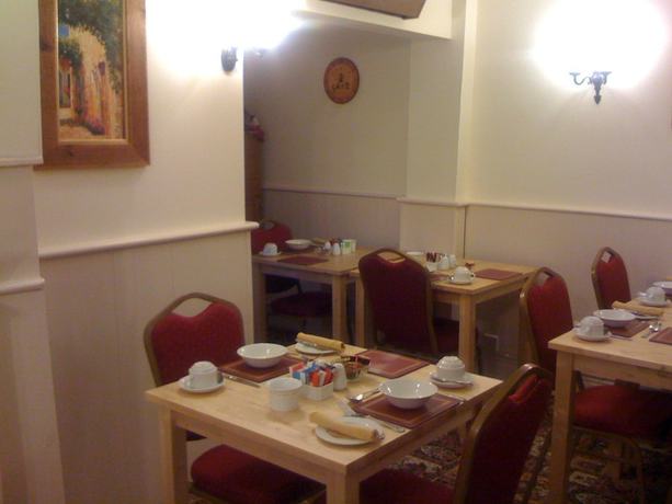 Imagen del bar/restaurante del Hotel Karden House. Foto 3