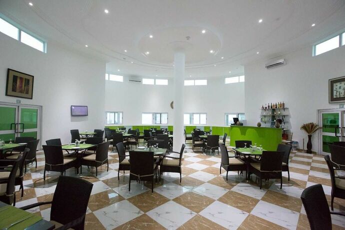 Imagen del bar/restaurante del Hotel Karela Beach Resort. Foto 12