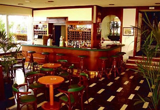 Imagen del bar/restaurante del Hotel Karellion. Foto 4