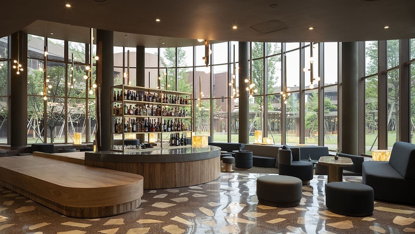 Imagen del bar/restaurante del Hotel Karen. Foto 2