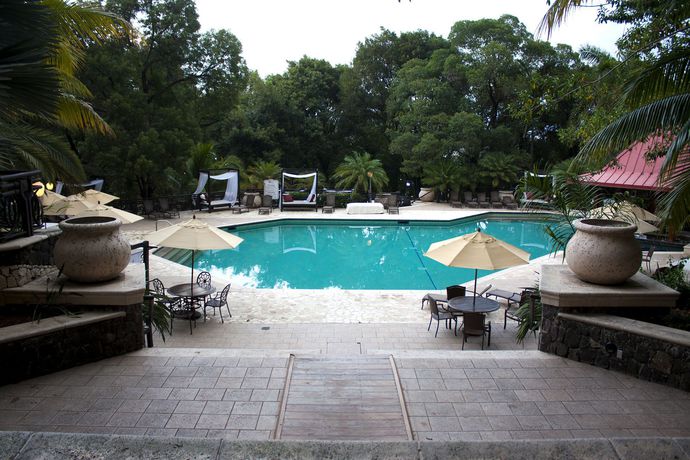 Imagen de la piscina del Hotel Karibe, P&eacute;tionville. Foto 15
