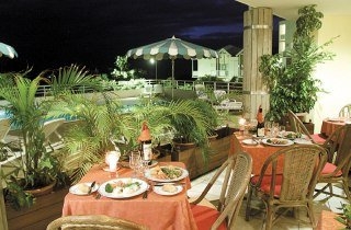 Imagen del bar/restaurante del Hotel Karibean Baie Du Galion Resort-Goelette suites. Foto 2