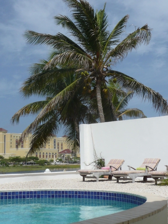 Imagen de la piscina del Hotel Karibu Aruba Boutique. Foto 15
