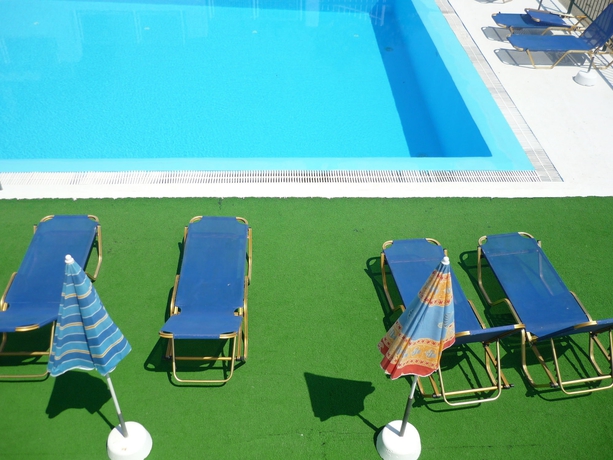 Imagen de la piscina del Hotel Karina, Benitses. Foto 10