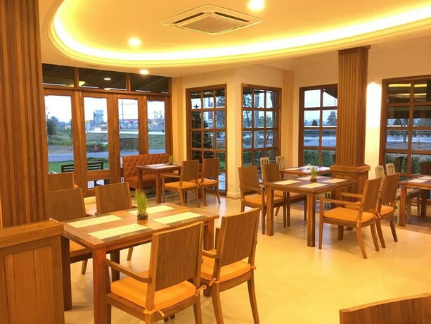 Imagen del bar/restaurante del Hotel Karina Resort Chiang Mai. Foto 18