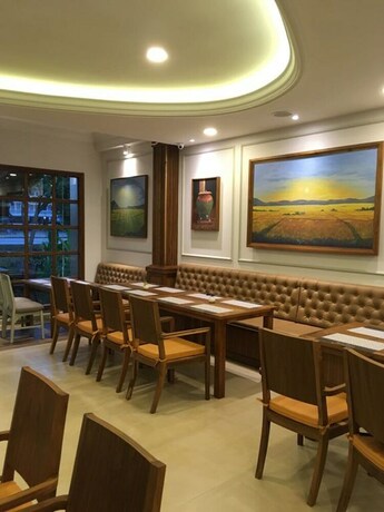 Imagen del bar/restaurante del Hotel Karina Resort Chiang Mai. Foto 19