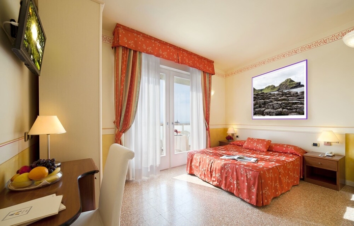 Imagen de la habitación del Hotel Karinzia. Foto 13