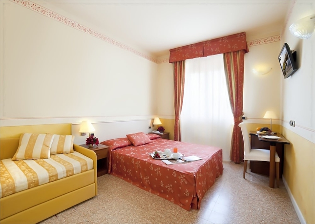 Imagen de la habitación del Hotel Karinzia. Foto 16