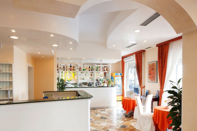 Imagen de los interiores del Hotel Karinzia. Foto 18
