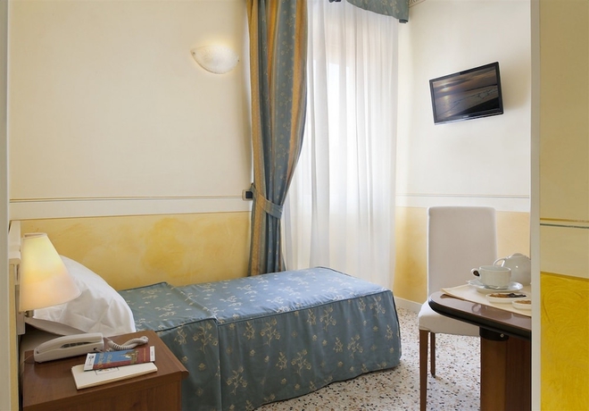 Imagen de la habitación del Hotel Karinzia. Foto 17
