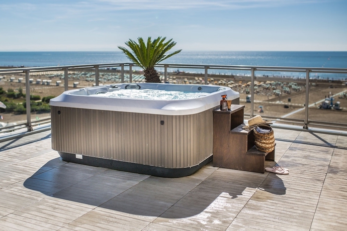 Imagen de la piscina del Hotel Karinzia. Foto 19
