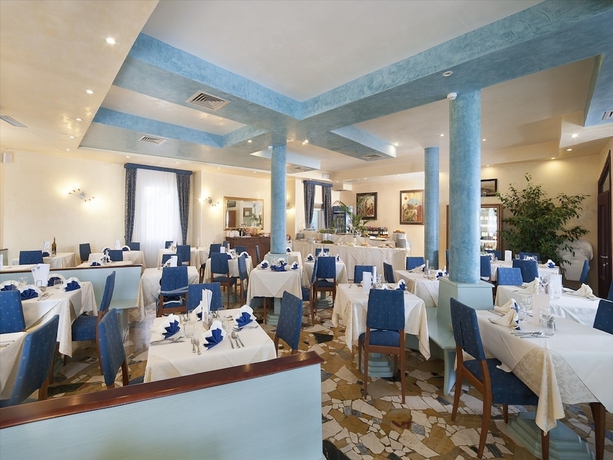 Imagen del bar/restaurante del Hotel Karinzia. Foto 6